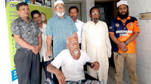 হুইল চেয়ার পেয়ে খুশি ৯৯ বছর বয়সী ফজর আলী