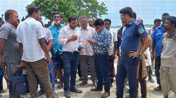 সাড়ে তিন কি.মি. ধাওয়া করে বালুবাহী ট্রলার ধরলেন এসিল্যান্ড