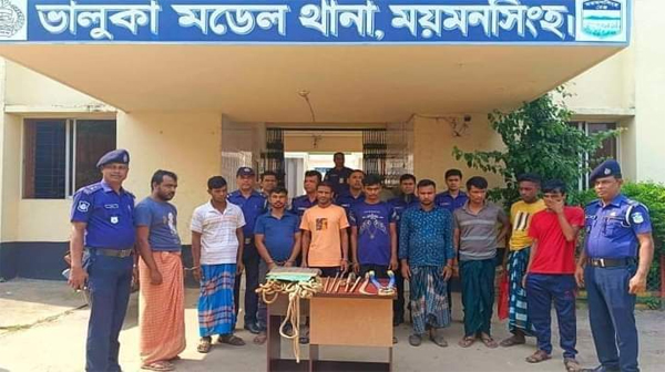 ভালুকায় পিকাপভ্যান ও দেশীয় অস্ত্রসহ ৯ ডাকাত আটক