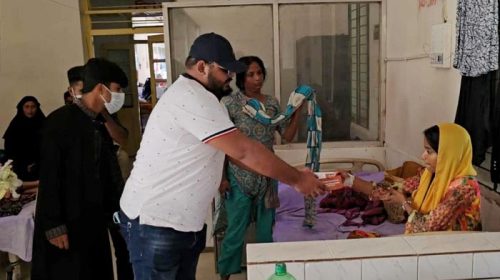 ঈশ্বরগঞ্জ উপজেলা স্বাস্থ্য কমপ্লেক্সে নিষিদ্ধ ছাত্রলীগ নেতার খাবার বিতরণ