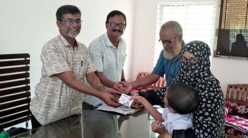 ঈশ্বরগঞ্জে শিক্ষার্থীদের মাঝে শ্রবণ উপকরণ ও নগদ অর্থ বিতরণ