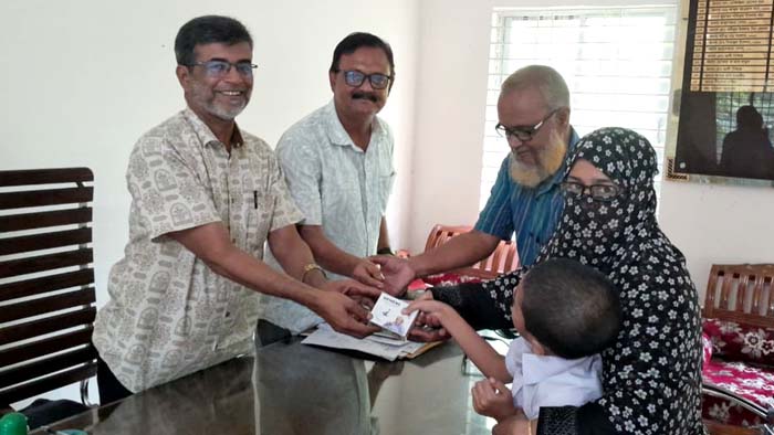 ঈশ্বরগঞ্জে শিক্ষার্থীদের মাঝে শ্রবণ উপকরণ ও নগদ অর্থ বিতরণ