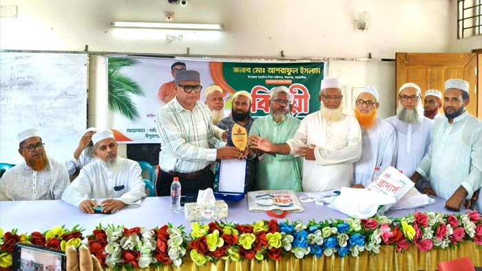 ঈশ্বরগঞ্জে উপজেলা মাধ্যমিক শিক্ষা কর্মকর্তাকে বিদায় সংবর্ধনা