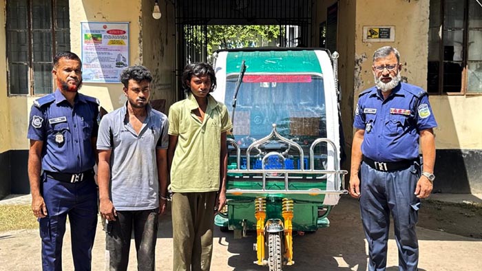 ঈশ্বরগঞ্জে ছুরি ঠেকিয়ে ইজিবাইক ছিনতাইয়ের চেষ্টা, আটক ২