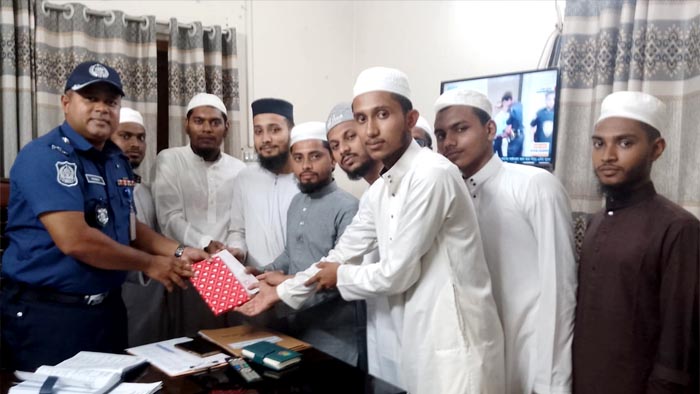 ঈশ্বরগঞ্জে নবাগত ওসির সঙ্গে ইসলামী ছাত্র আন্দোলনের শুভেচ্ছা বিনিময়