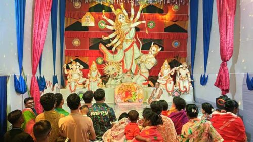 ১৪ ফুটের দুর্গাপ্রতিমা ঘিরে ঈশ্বরগঞ্জে দর্শনার্থীদের ভিড়