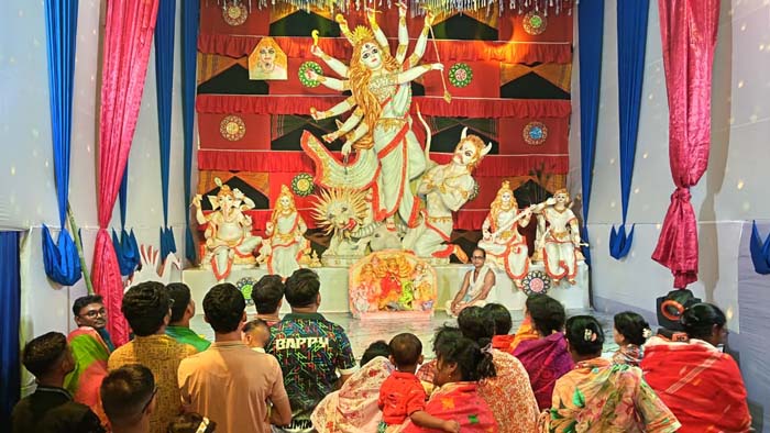 ১৪ ফুটের দুর্গাপ্রতিমা ঘিরে ঈশ্বরগঞ্জে দর্শনার্থীদের ভিড়